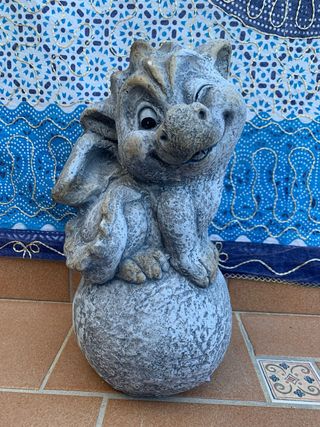 Figura dragón sobre piedra decorativa
