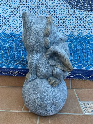 Figura dragón sobre piedra decorativa