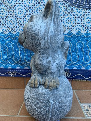 Figura dragón sobre piedra decorativa