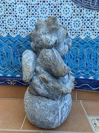 Figura dragón sobre piedra decorativa