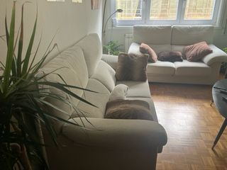 3 + 2 Sofás de tela beige y marrón