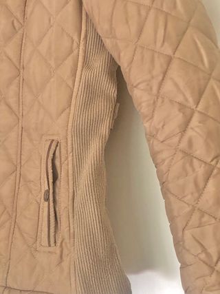 Chaqueta acolchada beige con detalles marrones