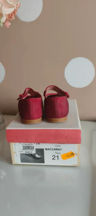 Merceditas rojas niña.