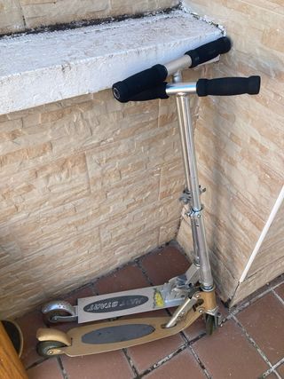 2 Patinetes Infantiles, uno luminoso