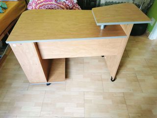 Escritorio con ruedas