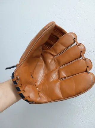 Guante de béisbol de cuero marrón