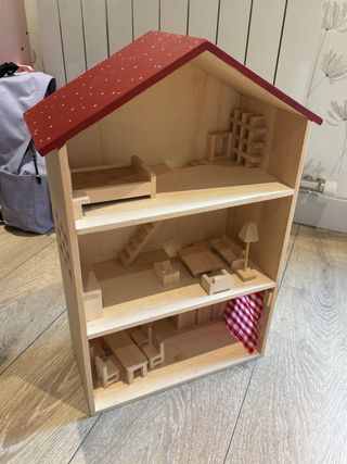 Casita de madera para muñecas medidas 34x55x17cm