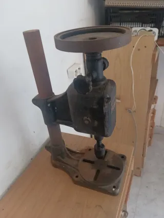 Taladro manual antiguo