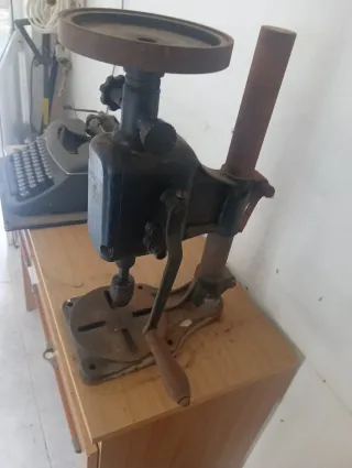 Taladro manual antiguo