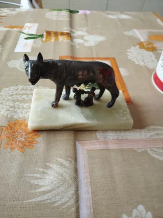 Cajas antiguas y figura de toro regalo anillo