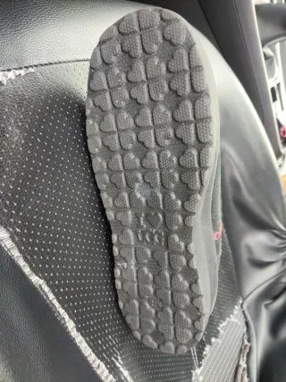 Botines UGG Negros con Detalles Rosas