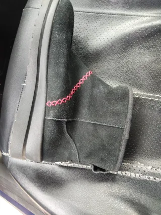 Botines UGG Negros con Detalles Rosas