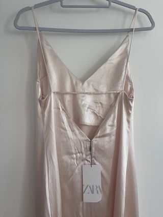 Vestido satinado beige