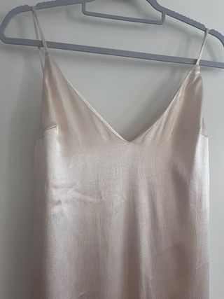 Vestido satinado beige
