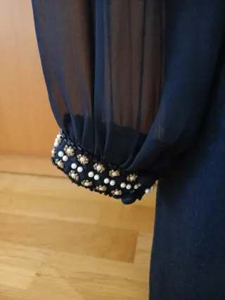 Vestido fiesta corto negro con lazo dorado y perla