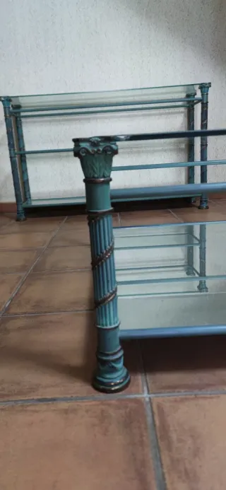 Mesa centro cristal y metal azul verdoso