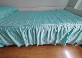 Edredón azul cama 90