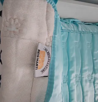 Edredón azul cama 90