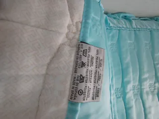 Edredón azul cama 90