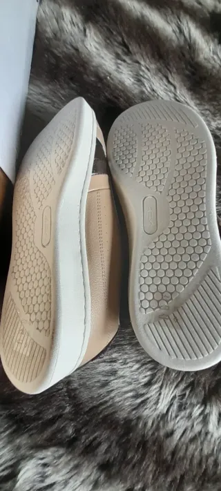 Zapatillas Beige y Plateadas