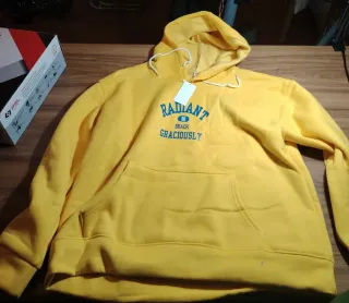 Sudadera chico amarilla con estampado