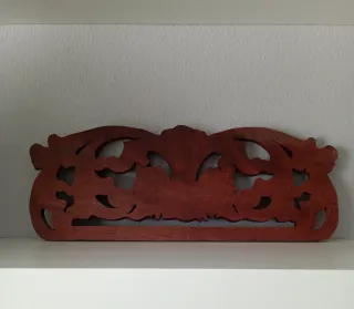 Colgador de madera tallada