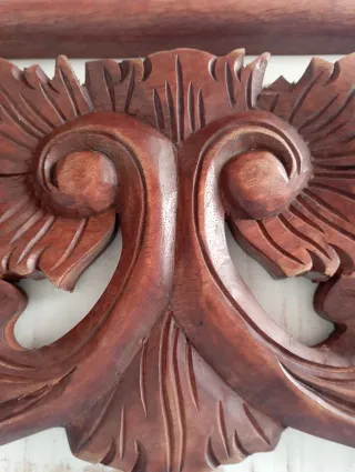 Colgador de madera tallada