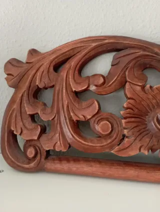 Colgador de madera tallada