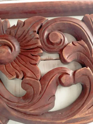 Colgador de madera tallada