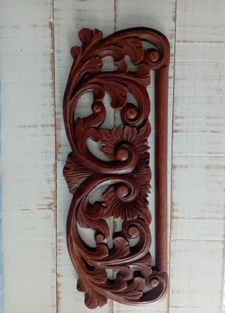 Colgador de madera tallada