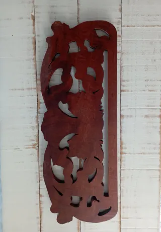 Colgador de madera tallada