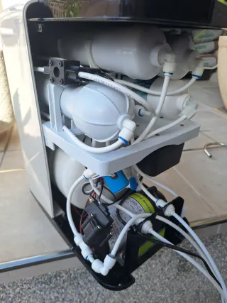 EQUIPO DE OSMOSIS COMPACTO CON MOTOR Y GRIFO.