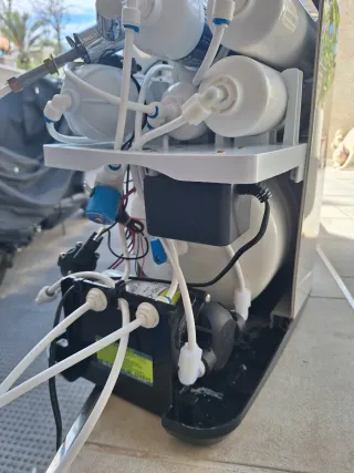 EQUIPO DE OSMOSIS COMPACTO CON MOTOR Y GRIFO.