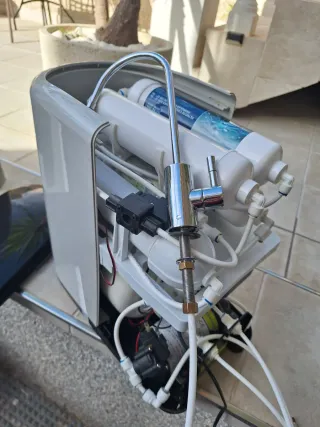 EQUIPO DE OSMOSIS COMPACTO CON MOTOR Y GRIFO.