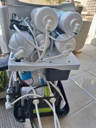 EQUIPO DE OSMOSIS COMPACTO CON MOTOR Y GRIFO.