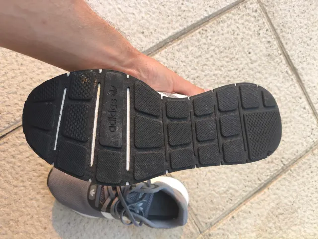 Zapatillas Adidas grises y blancas