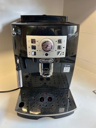 Cafetera Delonghi Magnífica Negra