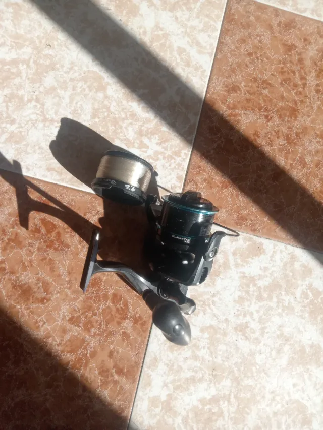 Carrete de  pesca con bobina extra y 2 poteras