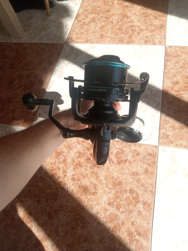 Carrete de  pesca con bobina extra y 2 poteras