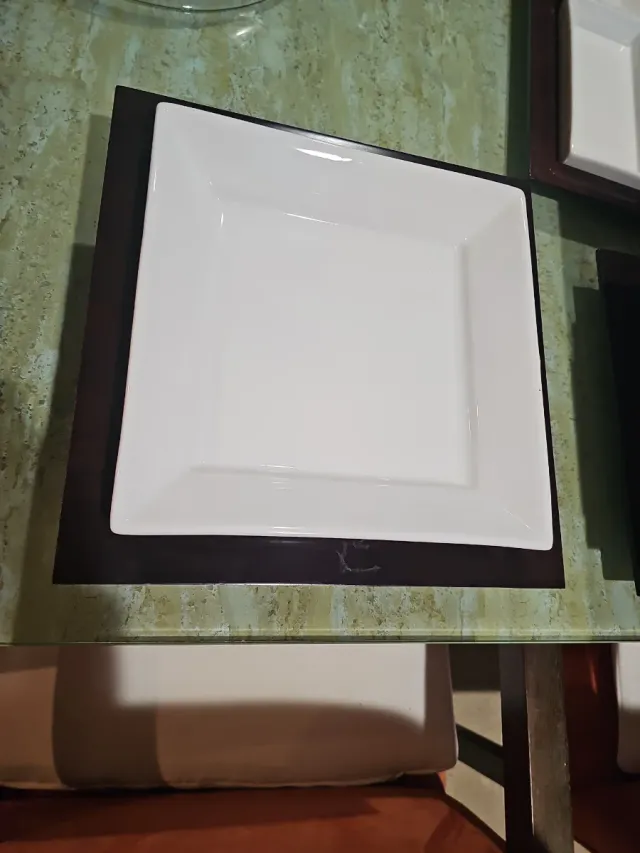 Plato cuadrado blanco con bajoplato
