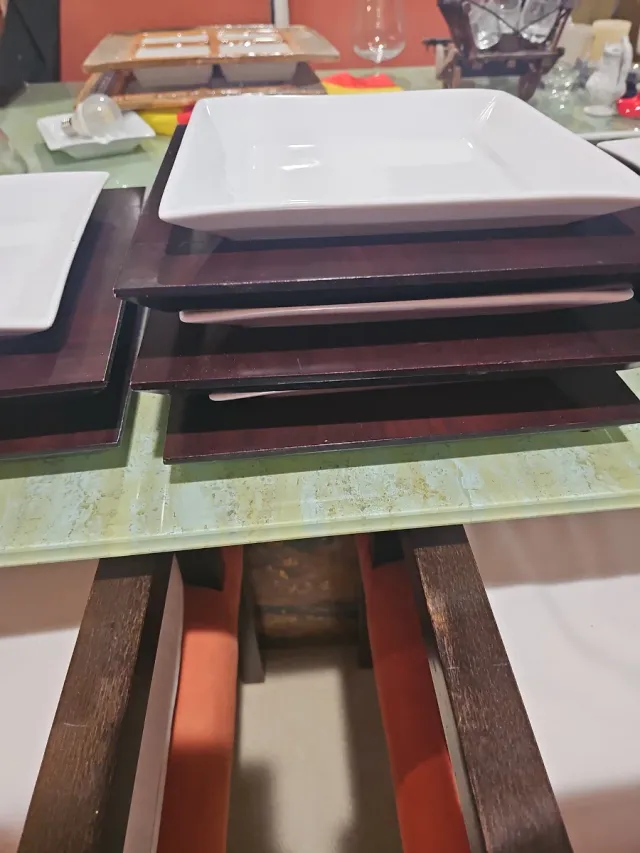 Plato cuadrado blanco con bajoplato