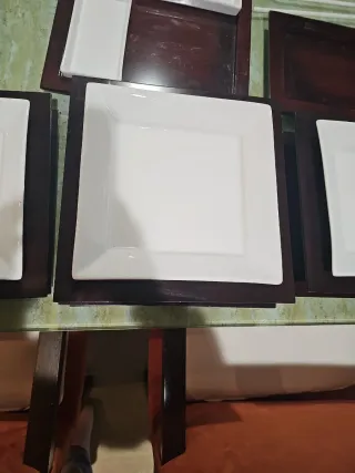 Plato cuadrado blanco con bajoplato