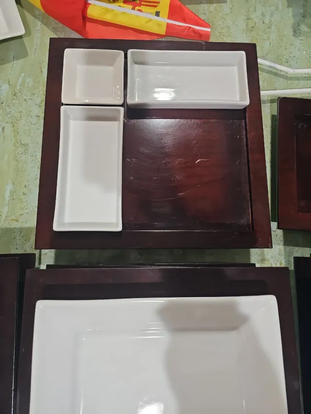 Plato cuadrado blanco con bajoplato