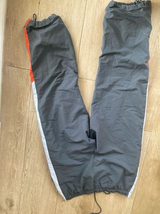 Pantalón chándal Reebok gris y naranja