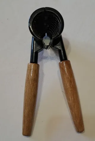 Schiaccianoci in metallo e legno