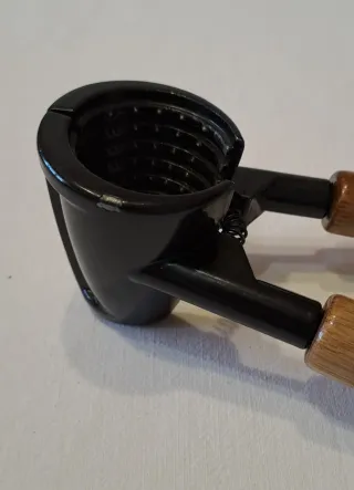 Schiaccianoci in metallo e legno