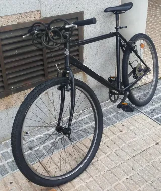 Bicicleta negra en buen estado 10/10