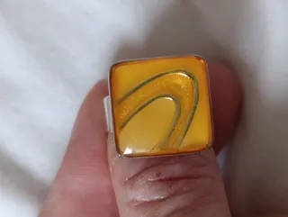 Anillo cuadrado con diseño curvo