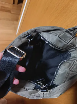 Bolso Parfois acolchado verde oscuro.