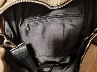 Bolso Parfois acolchado verde oscuro.